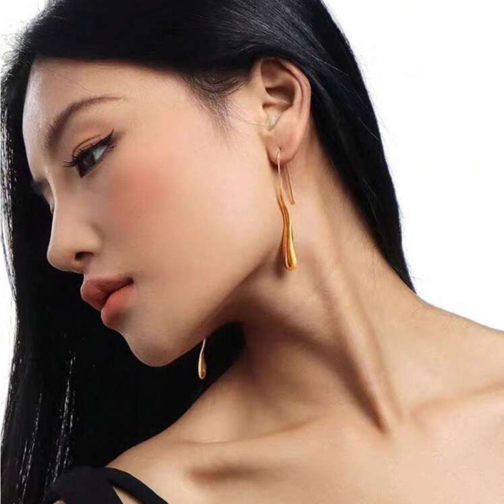 Squiggle gold drop earrings